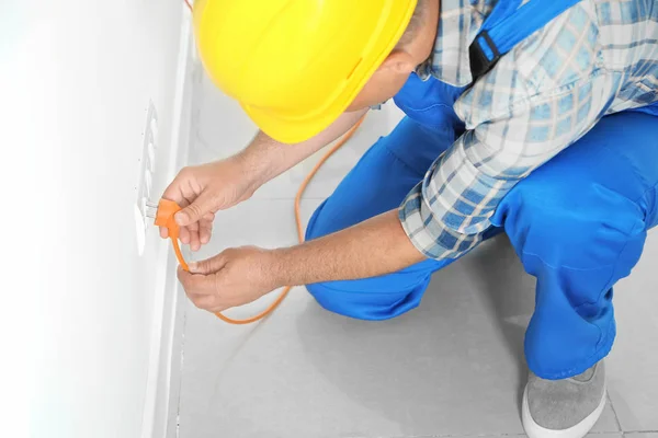 Male Electrician Inserting Plug Socket Order Check Its Serviceability — Stock Photo, Image