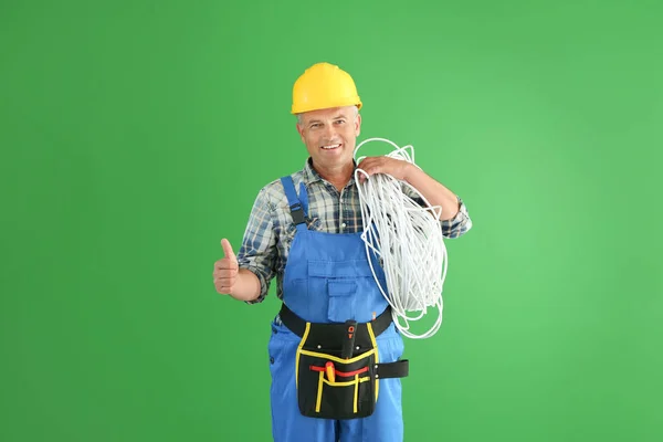 Volwassen Mannelijke Elektricien Gebaar Van Duim Omhoog Weergegeven Achtergrondkleur — Stockfoto