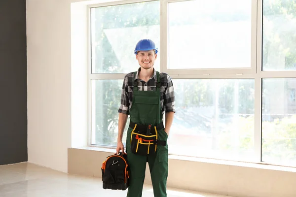 Jeune Électricien Avec Sac Outils Dans Appartement Vide — Photo