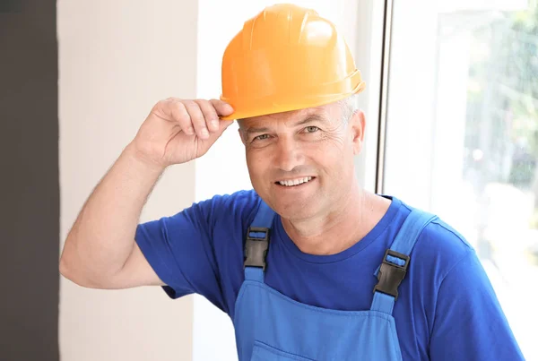 Mature Electrician Window Flat — Stock Photo, Image