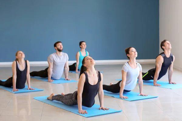 Group People Practicing Yoga Gym — Stock Photo, Image