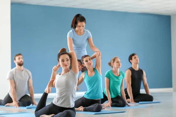 Groupe Personnes Pratiquant Yoga Avec Instructeur Dans Salle Gym — Photo