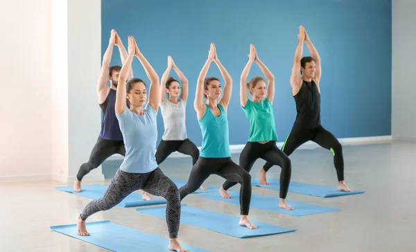 Gruppe Von Menschen Die Yoga Der Turnhalle Praktizieren — Stockfoto