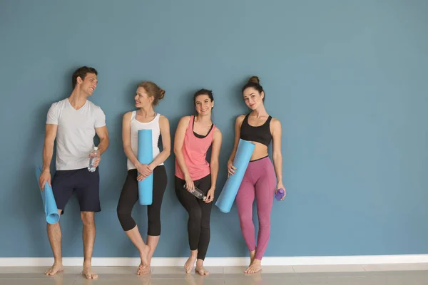 Groupe Personnes Avec Tapis Yoga Près Mur Couleur — Photo