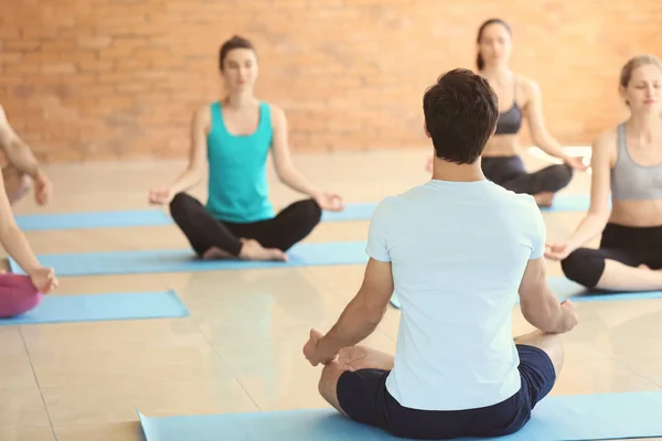 Grupo Personas Que Practican Yoga Gimnasio — Foto de Stock