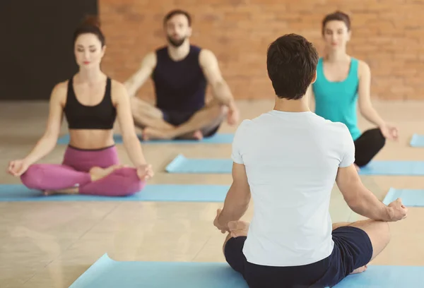 Grup Pratik Yoga Salonunda Insan — Stok fotoğraf