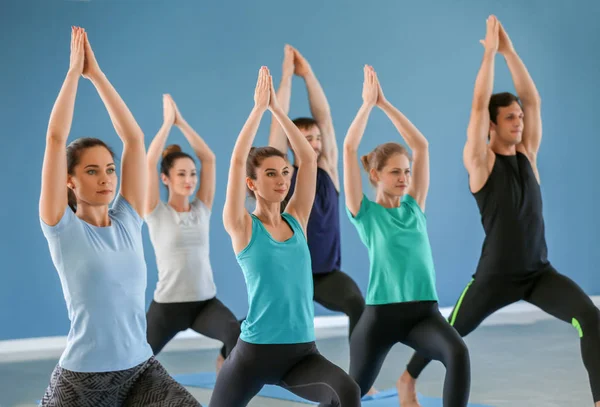 Gruppe Von Menschen Die Yoga Der Turnhalle Praktizieren — Stockfoto