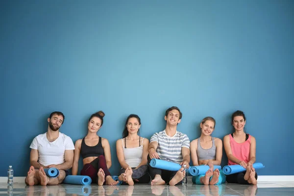 Group People Yoga Mats Sitting Floor Color Wall — Stock Photo, Image