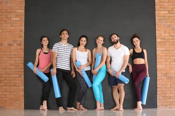 Groupe Personnes Avec Tapis Yoga Sur Fond Sombre — Photo