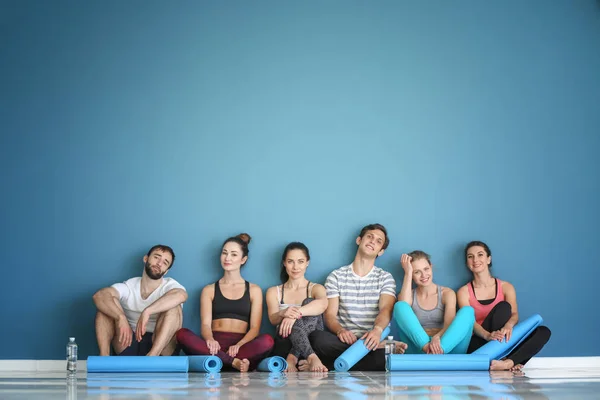 Group People Yoga Mats Sitting Floor Color Wall — Stock Photo, Image