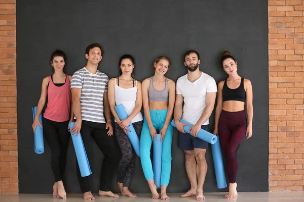 Groep Mensen Met Yoga Matten Donkere Achtergrond — Stockfoto