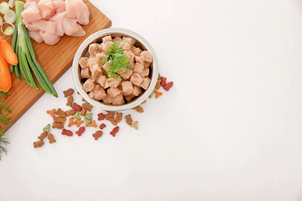 Kom Met Voedsel Voor Huisdieren Natuurproducten Witte Achtergrond — Stockfoto