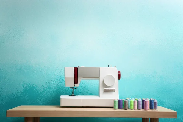 Sewing Machine Threads Table Color Background — Stock Photo, Image