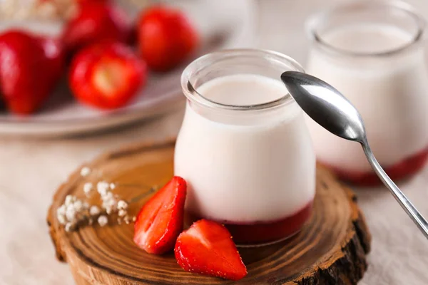 Glas Mit Leckerem Joghurt Und Erdbeeren Auf Dem Tisch — Stockfoto