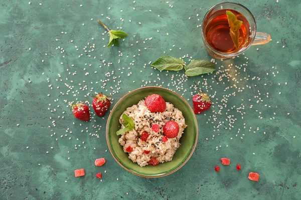 Bowl Tasty Oatmeal Strawberry Color Background — Stock Photo, Image