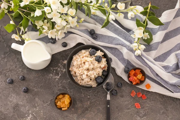 Tasty Oatmeal Fresh Berries Milk Grey Textured Background — Stock Photo, Image