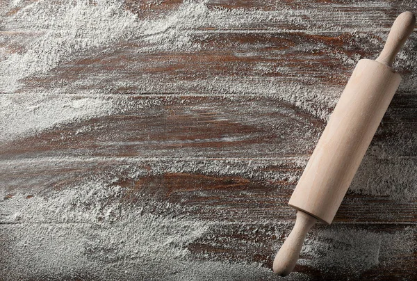 Scattered Flour Rolling Pin Wooden Background — Stock Photo, Image