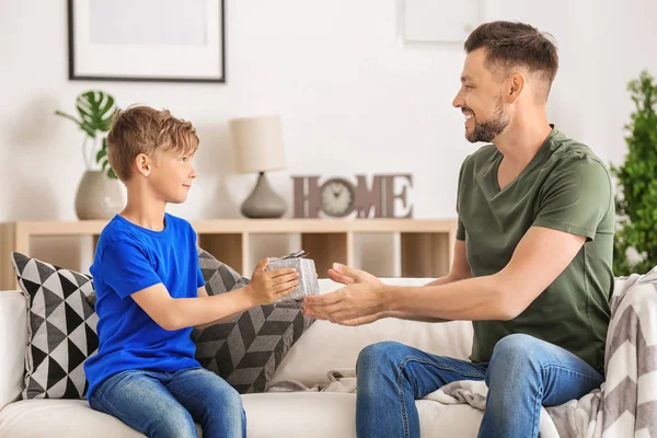 Man Receiving Gift Father Day His Son Home — Stock Photo, Image