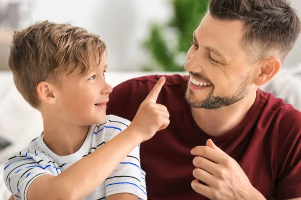 Menino Seu Pai Passam Tempo Juntos Casa — Fotografia de Stock