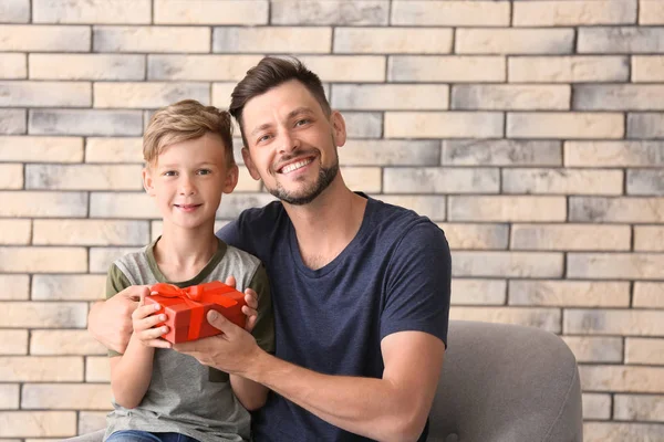 Homem Recebendo Presente Para Dia Pai Seu Filho Casa — Fotografia de Stock