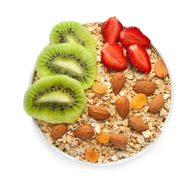 Çiğ yulaf ezmesi, meyve ve fındık beyaz arka plan üzerinde ile kase