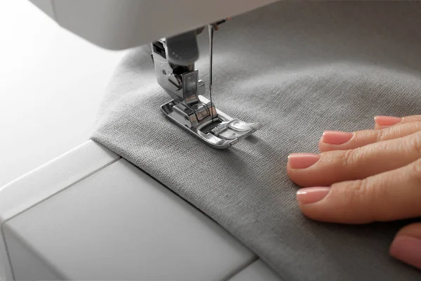 Female Tailor Using Sewing Machine Closeup — Stock Photo, Image