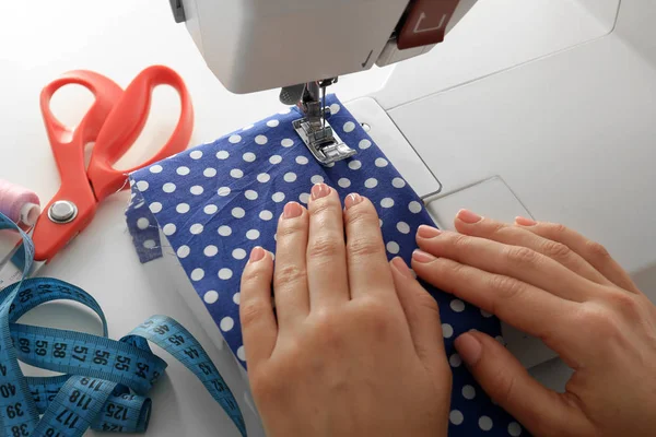 Female Tailor Using Sewing Machine Closeup — Stock Photo, Image