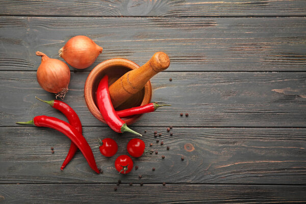 Состав из свежих специй и овощей на деревянном фоне
