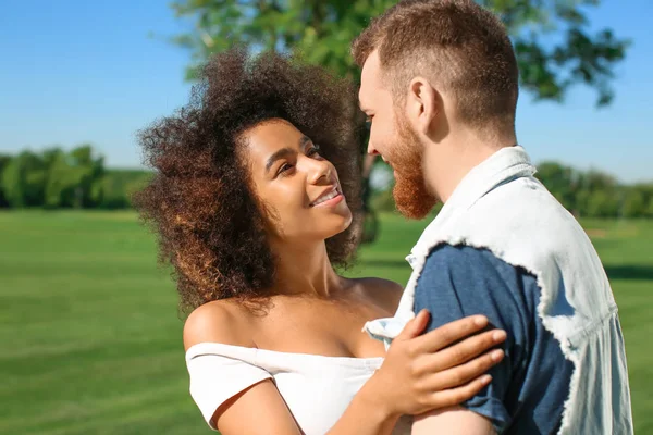 Jovens Amando Casal Interracial Livre Dia Primavera — Fotografia de Stock