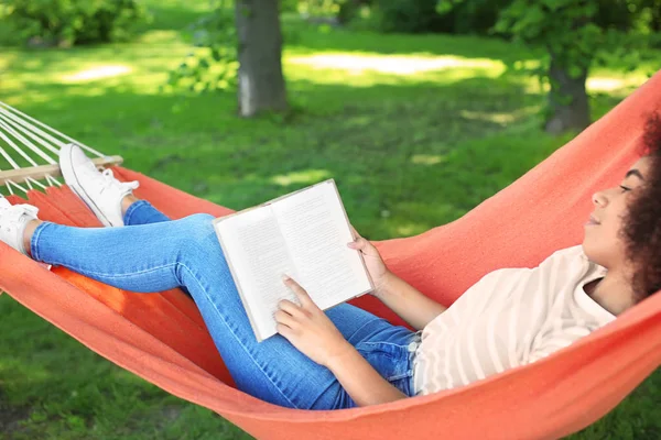 Beautiful Young African American Woman Reading Book Hammock Outdoors — Stock Photo, Image