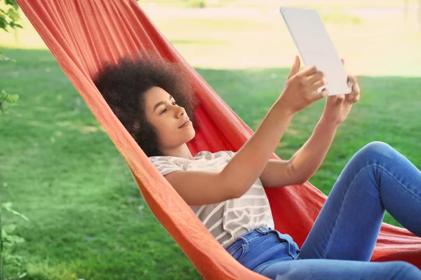 Beautiful Young African American Woman Tablet Computer Resting Hammock Outdoors — Stock Photo, Image