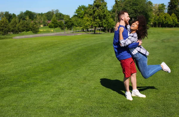 Joven Amante Pareja Interracial Divertirse Aire Libre Día Primavera —  Fotos de Stock