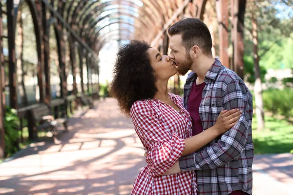 공원에서 Interracial 커플을 — 스톡 사진