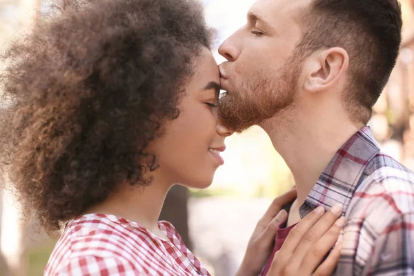Jeune Homme Embrassant Belle Petite Amie Afro Américaine Plein Air — Photo