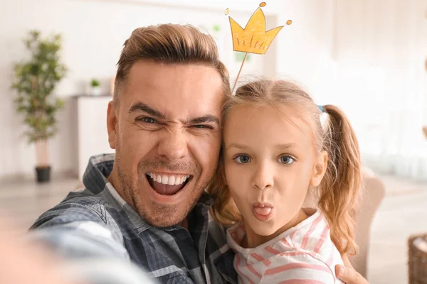 Lycklig Far Och Dotter Tar Roliga Selfie Hemma — Stockfoto