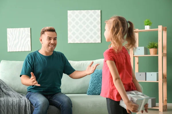 Linda Niña Escondiendo Regalo Para Padre Detrás Espalda — Foto de Stock