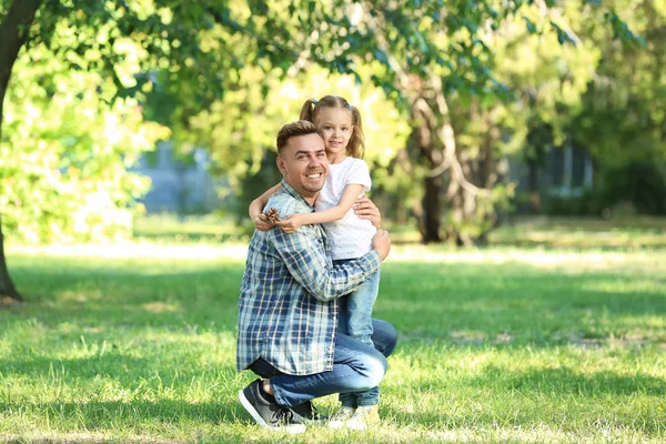 Feliz Padre Hija Parque Verde — Foto de Stock