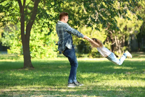 Happy Father Daughter Playing Green Park — Stock Photo, Image