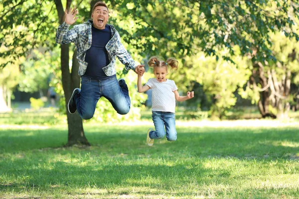 Boldog Apa Lánya Szórakozás Zöld Parkban — Stock Fotó