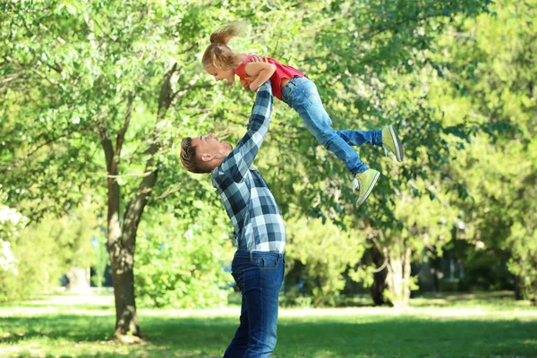 Feliz Padre Hija Jugando Parque Verde — Foto de Stock