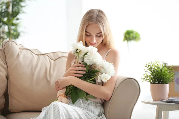 Vonzó Fiatal Gyönyörű Virágok Otthon Kanapén — Stock Fotó