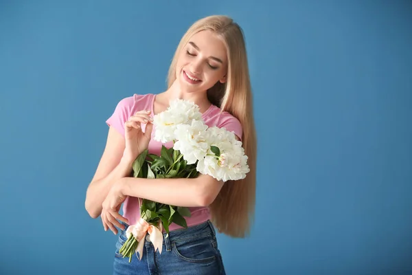 Attraktiv Ung Kvinna Med Vackra Blommor Färgbakgrund — Stockfoto