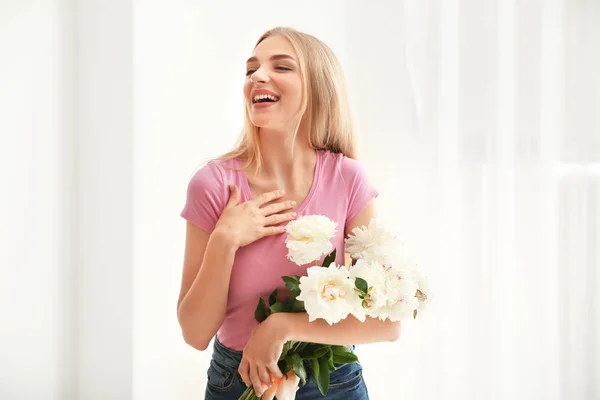 Attraktiv Ung Kvinna Med Vackra Blommor Nära Fönster — Stockfoto