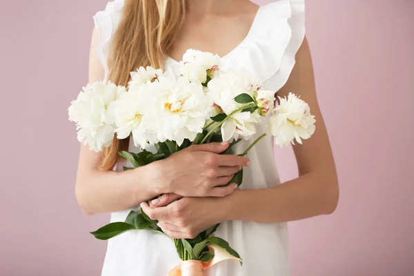 Aantrekkelijke Jonge Vrouw Met Mooie Bloemen Kleur Achtergrond — Stockfoto