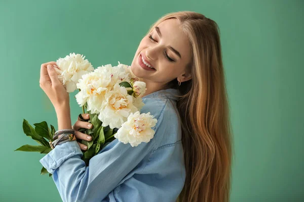 Attraktiv Ung Kvinna Med Vackra Blommor Färgbakgrund — Stockfoto
