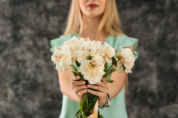 Mladá Žena Krásnými Květinami Pozadí Grunge — Stock fotografie