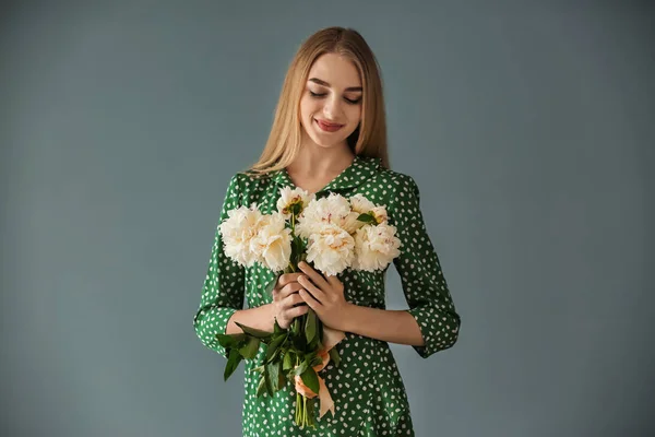 Aantrekkelijke Jonge Vrouw Met Mooie Bloemen Kleur Achtergrond — Stockfoto