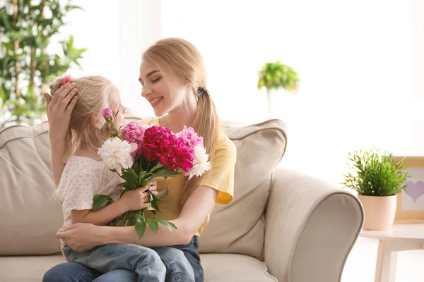 Mujer Joven Atractiva Linda Niña Con Hermosas Flores Sentadas Sofá — Foto de Stock