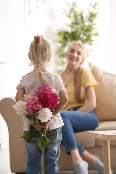Nettes Kleines Mädchen Versteckt Blumenstrauß Für Mutter Hinter Ihrem Rücken — Stockfoto