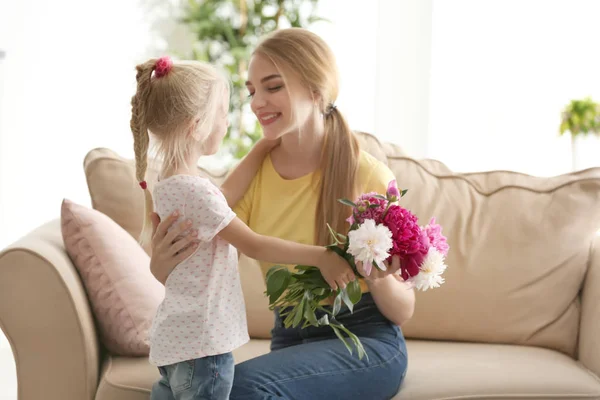 Cute Little Girl Giving Flowers Her Mother Home — Stock Photo, Image
